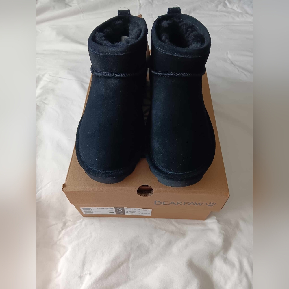Bearpaw Black Shorty Boots size 6